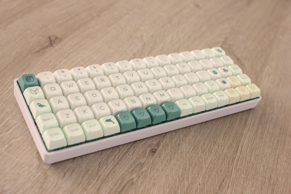 A silent mechanical keyboard based on the id75 board
