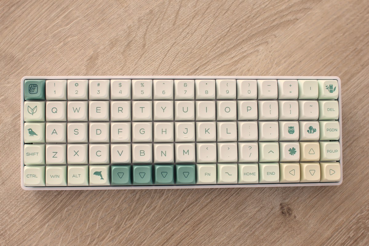 A silent mechanical keyboard based on the id75 board